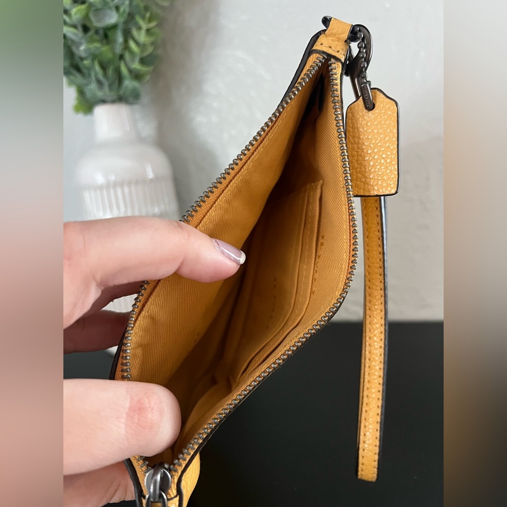 ✨NWOT - Coach Pebbled Leather Small Wristlet in Honeycomb✨ - Picture 8 of 9